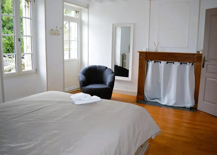 Holiday home L'auberge Du Lavoir, Maison En Pierres Avec Jardin *